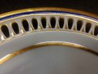 meissen-um-1820-40-teller-mit-durchbruchrand-blau-gold-1-wahl.5