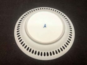 meissen-um-1820-40-teller-mit-durchbruchrand-blau-gold-1-wahl.6