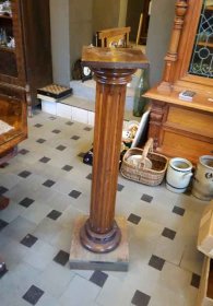 saeule-um-1880-fuer-praesentation-oder-dekoration-nussbaum-h-130-cm.1