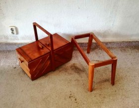 grosser-naehkasten-auf-fuessen.6