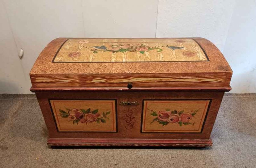 truhe-mit-bauernmalerei-um-1850
