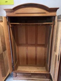 kleiderschrank-um-1910.4