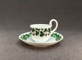 meissen-schwanenhenkel-tasse-weinlaub-knaufzeit-um-1880