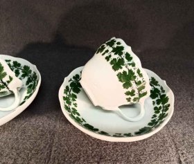 meissen-weinlaub-zwei-tassen-mit-untertassen-alt-um-1900-knauf.3