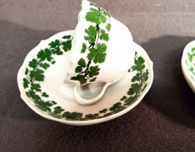meissen-weinlaub-zwei-tassen-mit-untertassen-alt-um-1900-knauf.6