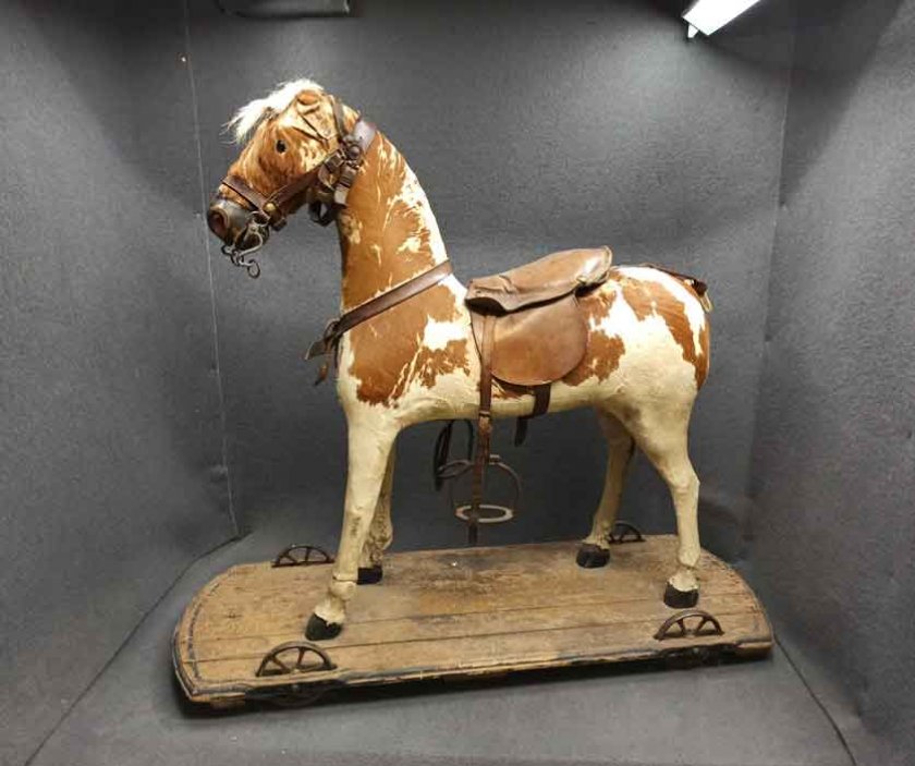 pferd-auf-raedern-fell-und-glasaugen-m-e-19-jh