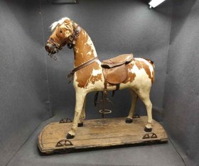 pferd-auf-raedern-fell-und-glasaugen-m-e-19-jh