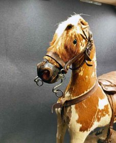 pferd-auf-raedern-fell-und-glasaugen-m-e-19-jh.5