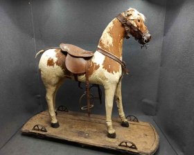 pferd-auf-raedern-fell-und-glasaugen-m-e-19-jh.6