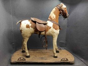 pferd-auf-raedern-fell-und-glasaugen-m-e-19-jh.7