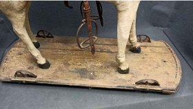 pferd-auf-raedern-fell-und-glasaugen-m-e-19-jh.10