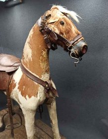 pferd-auf-raedern-fell-und-glasaugen-m-e-19-jh.11