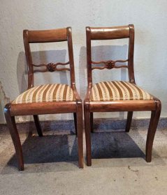 2-stuehle-um-1835-seitenrahmenstuehle.2