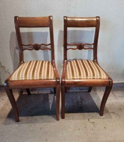 2-stuehle-um-1835-seitenrahmenstuehle