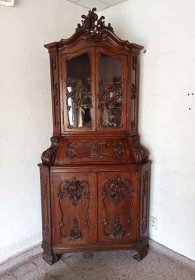 eckschrank-um-1900-aufsatzschrank
