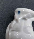 meissen-figur-narr-mit-eule-und-affe.4