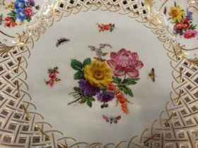 meissen-insektenmalerei-mit-blumen-grosse-schale-mit-flechtrand.3