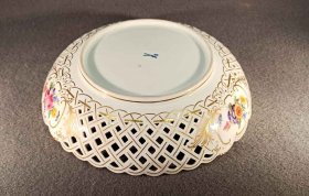 meissen-insektenmalerei-mit-blumen-grosse-schale-mit-flechtrand.9