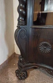 buecherschrank-mit-loewen-fuessen-und-gedrehten-vollsaeulen-um-1910.6