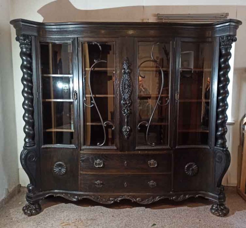 buecherschrank-mit-loewen-fuessen-und-gedrehten-vollsaeulen-um-1910