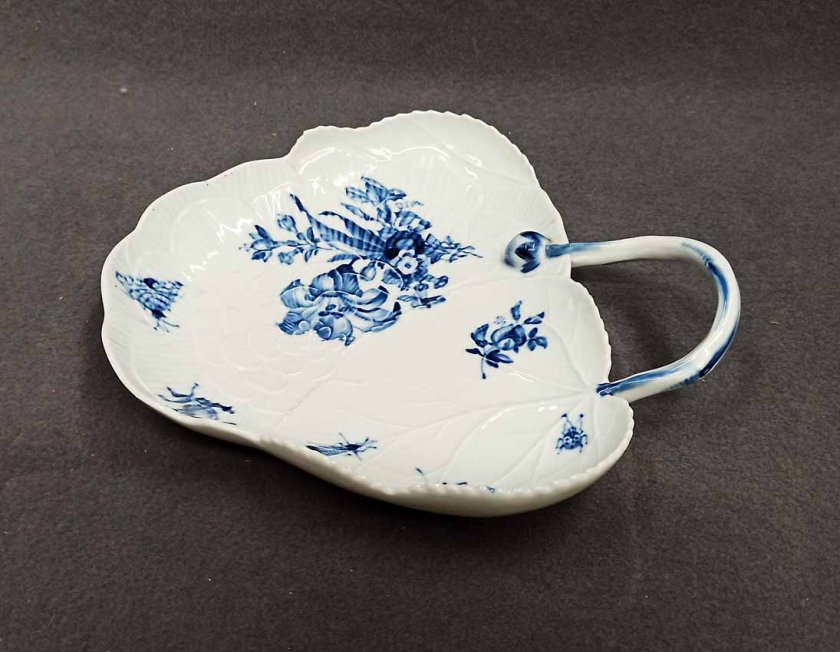 meissen-blattschale-blaumalerei-mit-insekten-um-1860-knaufzeit