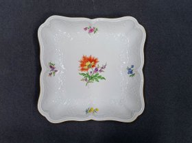 meissen-schale-mit-blumenmalerei-neumarseille-reliefzier