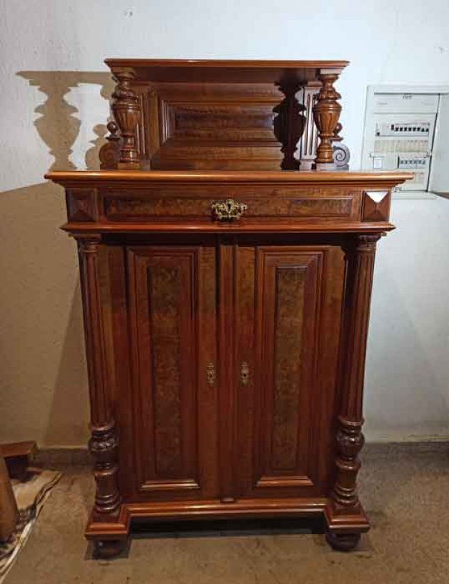 vertiko-mit-saeulen-und-aufsatz-gruenderzeit-um-1880