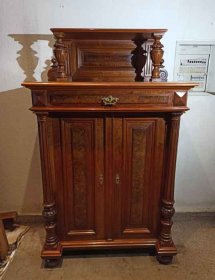 vertiko-mit-saeulen-und-aufsatz-gruenderzeit-um-1880