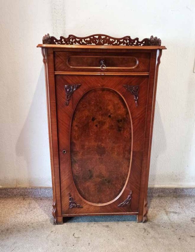vertiko-nussbaum-um-1860