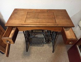 naehmaschine-als-tisch-schreibtisch.3