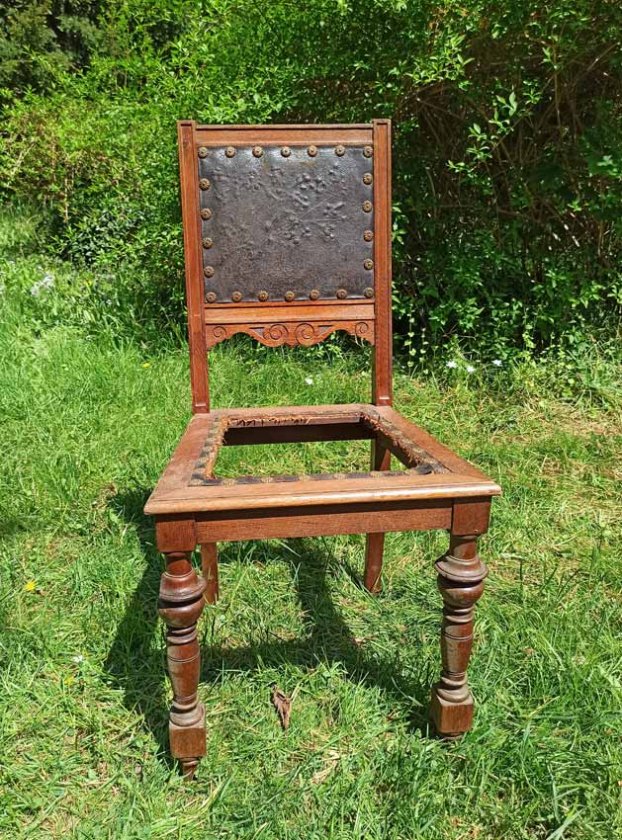 stuhl-um-1900-defekt