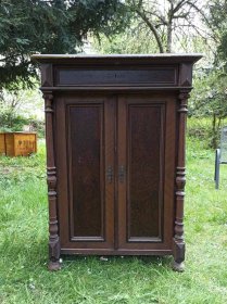 vertiko-mit-saeulen-um-1890.2