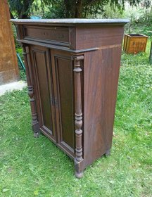 vertiko-mit-saeulen-um-1890.4