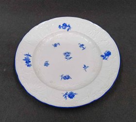 meissen-um-1880-gr-teller-reliefrand-blaue-blumenmalerei-blauer-rand.1