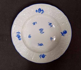 meissen-um-1880-gr-teller-reliefrand-blaue-blumenmalerei-blauer-rand.3