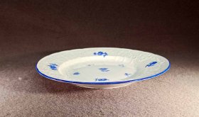 meissen-um-1880-gr-teller-reliefrand-blaue-blumenmalerei-blauer-rand.4