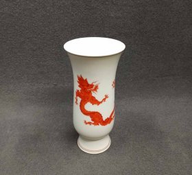 meissen-vase-roter-drache