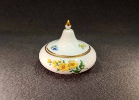 meissen-dose-blumenmalerei