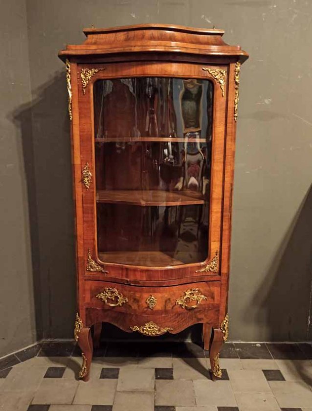 vitrine-dresdner-baroeck-ii-um-1880-nussbaum