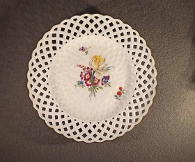 1meissen-um-1750-teller-mit-blumenmalerei-goldrand
