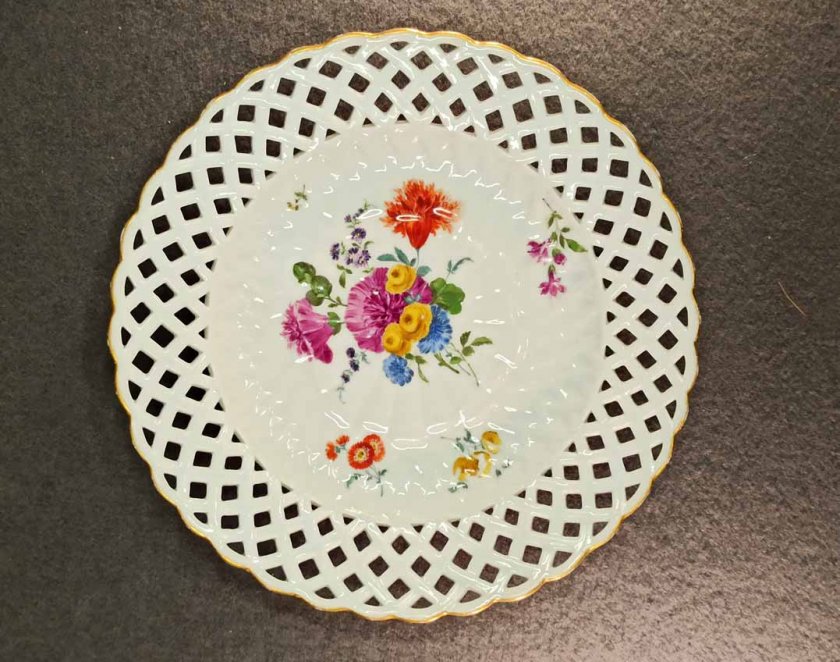 meissen-um-1750-teller-mit-blumenmalerei-goldrand