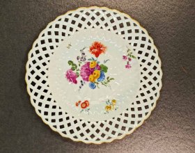 meissen-um-1750-teller-mit-blumenmalerei-goldrand