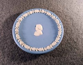 wedgwood-kleiner-teller-mit-profil-relief-und-zierrand