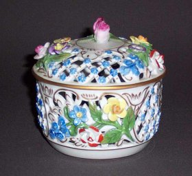 gitterdose-mit-blueten-saechsischen-porzellanmanufaktur-dresden-potschappel.1