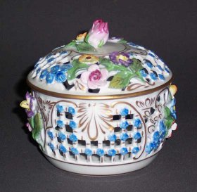 gitterdose-mit-blueten-saechsischen-porzellanmanufaktur-dresden-potschappel.2