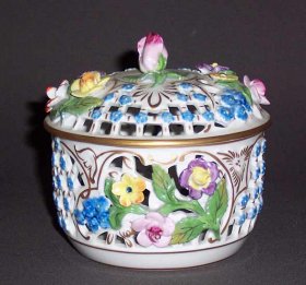 gitterdose-mit-blueten-saechsischen-porzellanmanufaktur-dresden-potschappel.3