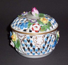 gitterdose-mit-blueten-saechsischen-porzellanmanufaktur-dresden-potschappel