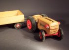 holz-traktor-mit-haenger-holz-gecevo-thueringen.1