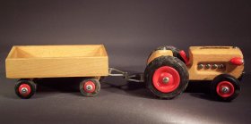 holz-traktor-mit-haenger-holz-gecevo-thueringen