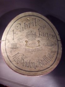 klappzylinder-chapeau-claque-mit-schachtel.6